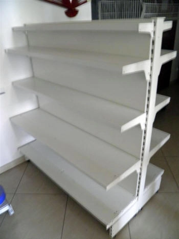 scaffale per prodotti per casa