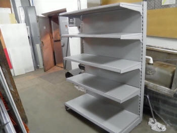 scaffale per prodotti per bambini
