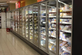 scaffale refrigerato con ripiani regolabili